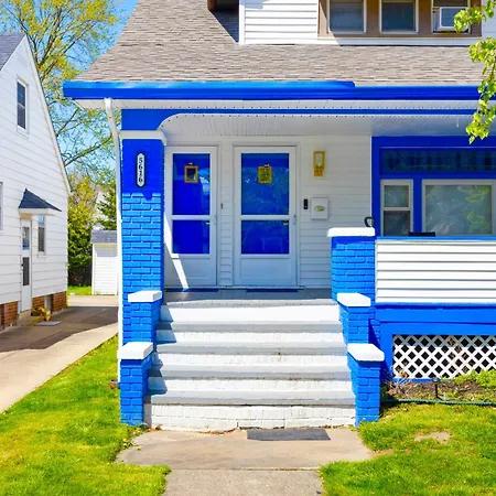 The Sapphire Haven - Your Old Brooklyn Oasis Awaits Families, Couples, Business Travelers Near Downtown With Parking, 300 Mb Wifi & Self Check-In Cleveland Exterior photo