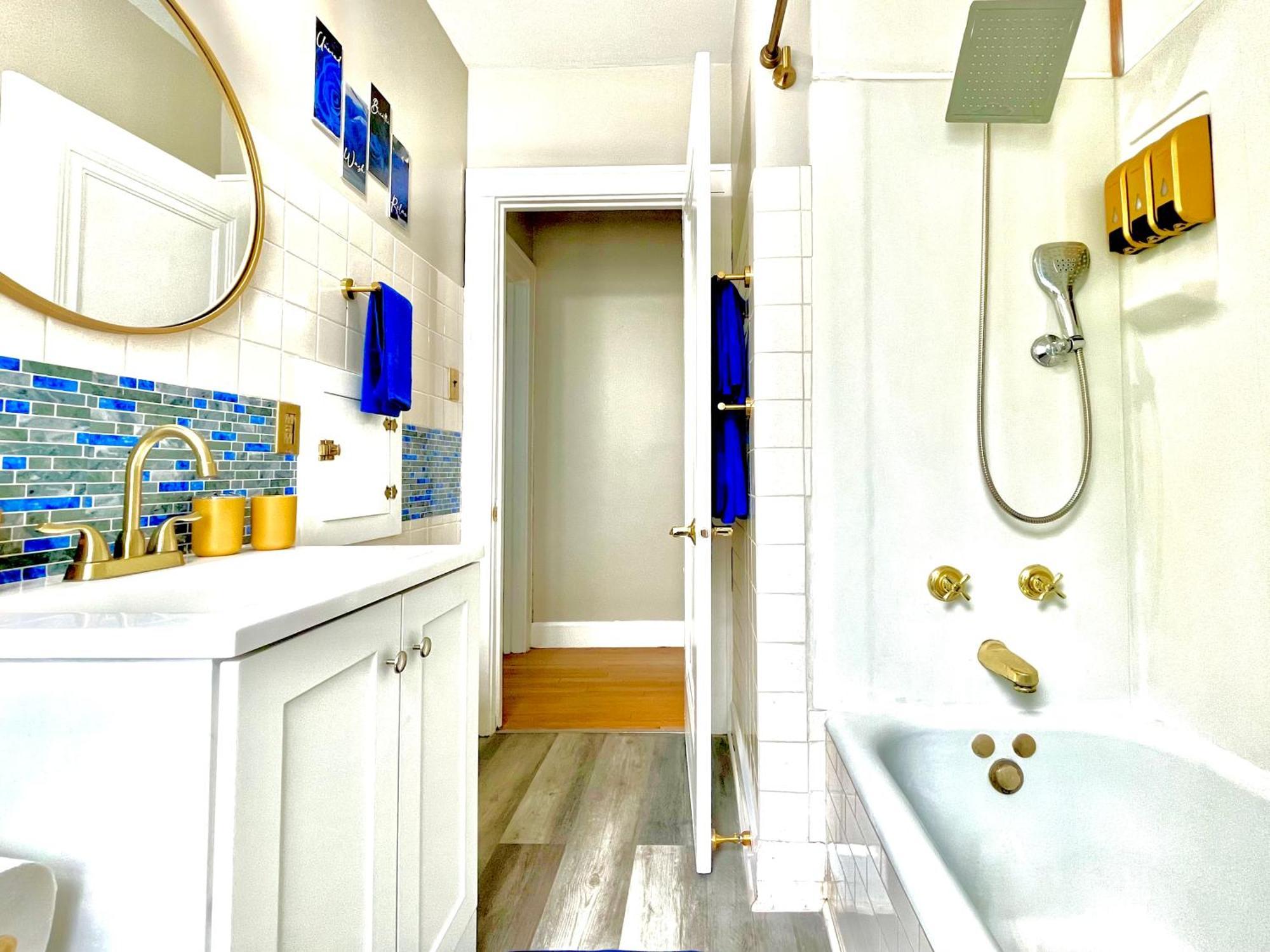 The Sapphire Haven - Your Old Brooklyn Oasis Awaits Families, Couples, Business Travelers Near Downtown With Parking, 300 Mb Wifi & Self Check-in Ferienhaus