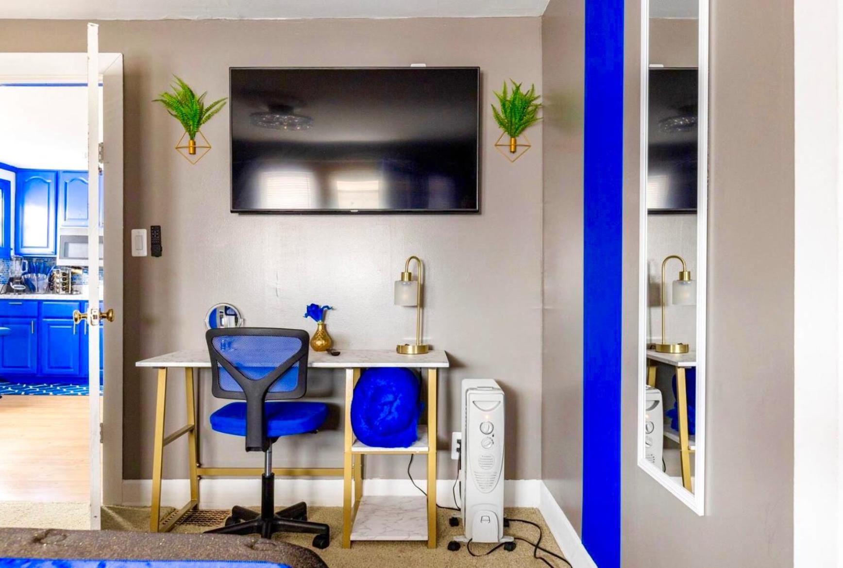 Ferienhaus The Sapphire Haven - Your Old Brooklyn Oasis Awaits Families, Couples, Business Travelers Near Downtown With Parking, 300 Mb Wifi & Self Check-in