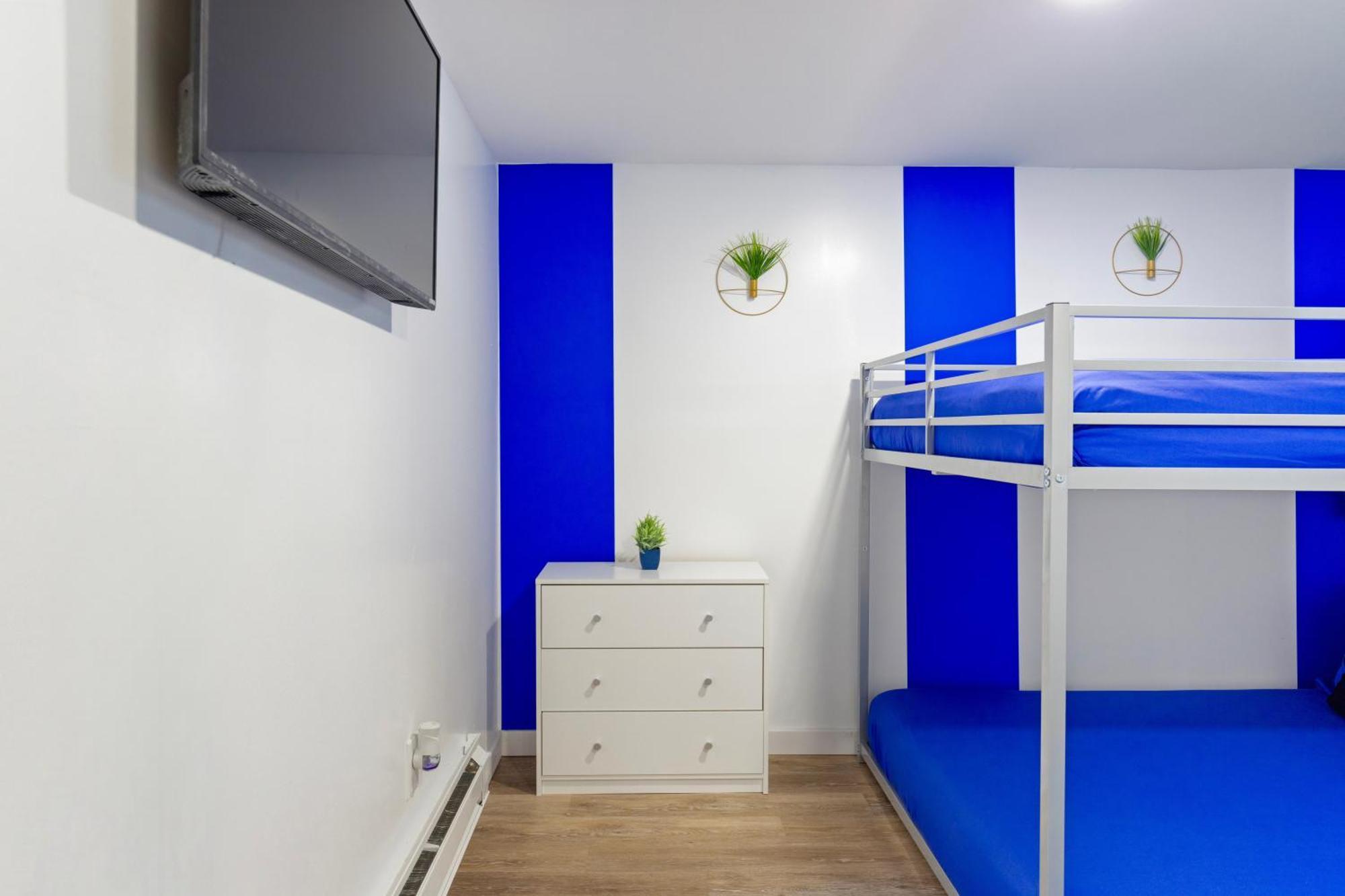 Ferienhaus The Sapphire Haven - Your Old Brooklyn Oasis Awaits Families, Couples, Business Travelers Near Downtown With Parking, 300 Mb Wifi & Self Check-in *
