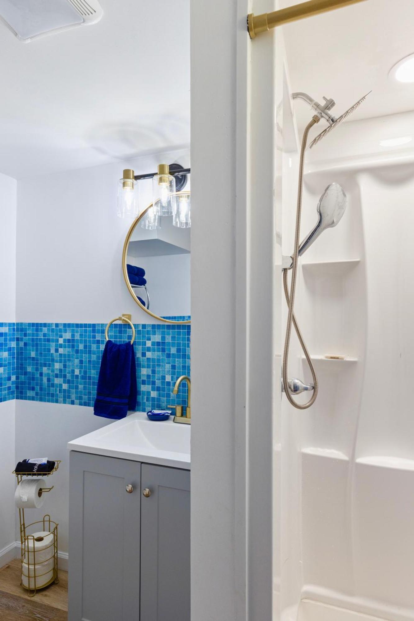The Sapphire Haven - Your Old Brooklyn Oasis Awaits Families, Couples, Business Travelers Near Downtown With Parking, 300 Mb Wifi & Self Check-in Ferienhaus