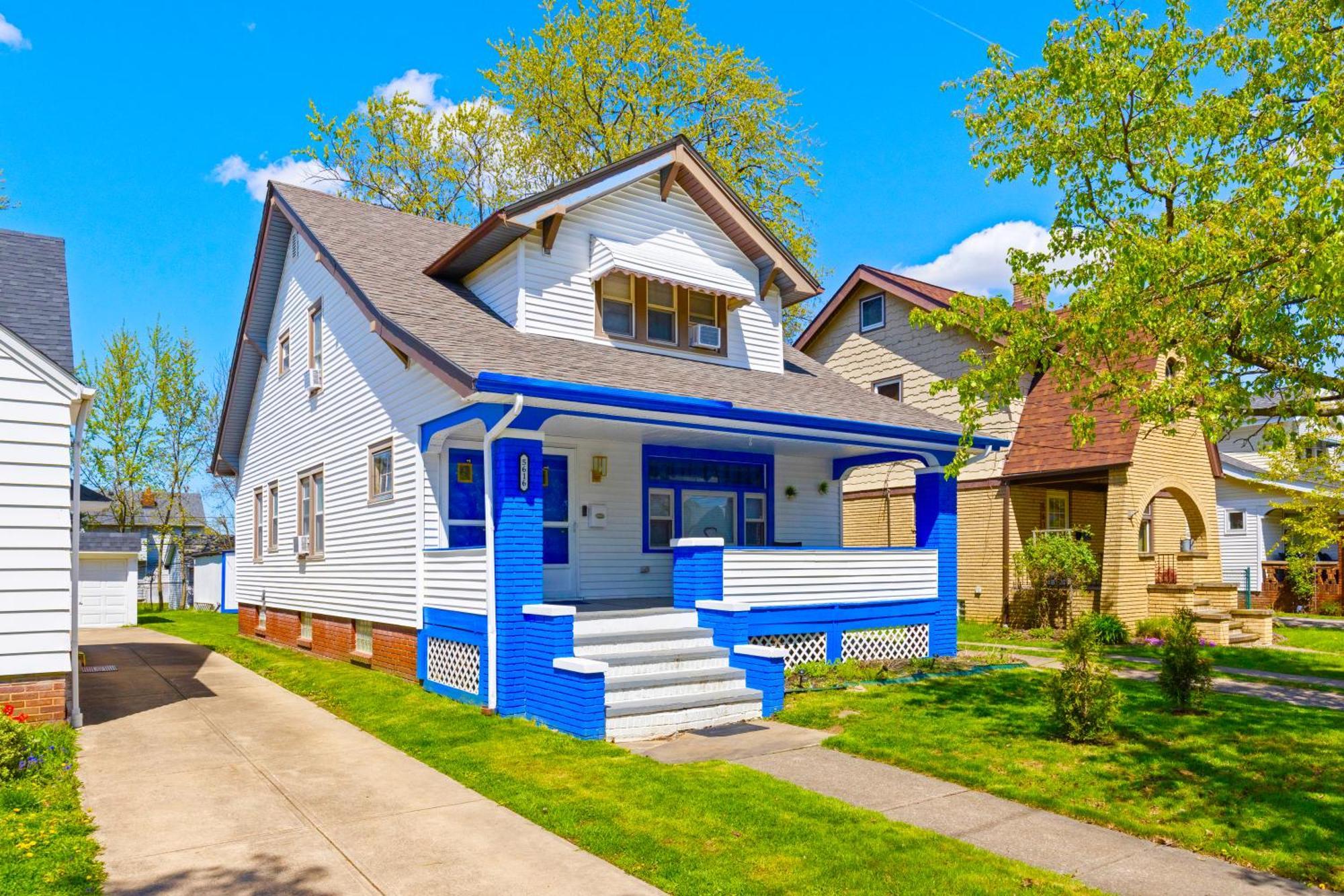 Ferienhaus The Sapphire Haven - Your Old Brooklyn Oasis Awaits Families, Couples, Business Travelers Near Downtown With Parking, 300 Mb Wifi & Self Check-in *