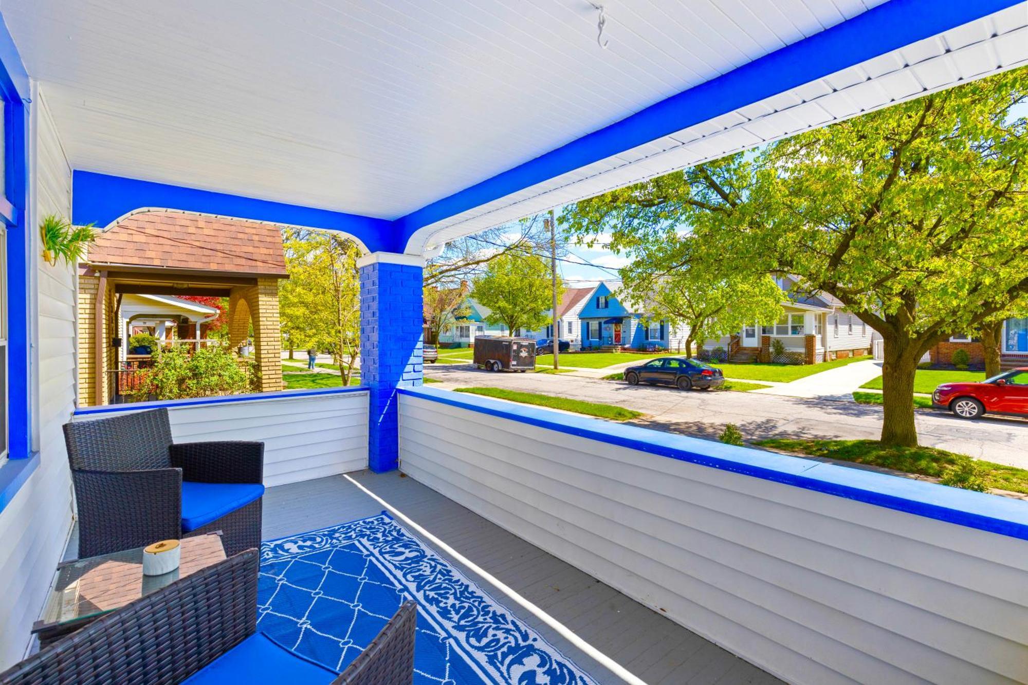The Sapphire Haven - Your Old Brooklyn Oasis Awaits Families, Couples, Business Travelers Near Downtown With Parking, 300 Mb Wifi & Self Check-in